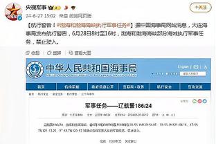 ?哈登赛后将签名篮球扔上看台 并与现场观众热情互动